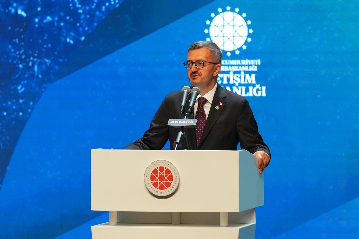 Danis_Mehmet_'s tweet photo. Cumhurbaşkanımız Sayın Recep Tayyip ERDOĞAN’ın teşrifleriyle gerçekleştirilen 2. İletişim Şûrası’na katıldık.

Cumhurbaşkanımız Sayın @RTErdogan’ın konuşmalarında vurguladığı; hakikatin korunması, dezenformasyonla etkin mücadele ve millî iletişim politikalarının güçlendirilmesine yönelik verdiği mesajlar, Türkiye Yüzyılı vizyonunda iletişimin taşıdığı önemi bir kez daha ortaya koydu.

Cumhurbaşkanlığı İletişim Başkanımız Sayın Prof. Dr. Burhanettin DURAN’ın açış konuşmalarıyla başlayan Şûra’nın ülkemiz ve iletişim camiası adına hayırlara vesile olmasını temenni ediyorum.

@burhanduran @iletisim