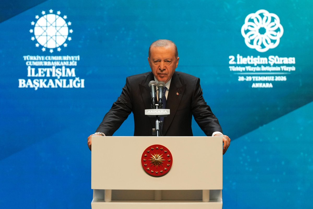 Danis_Mehmet_'s tweet photo. Cumhurbaşkanımız Sayın Recep Tayyip ERDOĞAN’ın teşrifleriyle gerçekleştirilen 2. İletişim Şûrası’na katıldık.

Cumhurbaşkanımız Sayın @RTErdogan’ın konuşmalarında vurguladığı; hakikatin korunması, dezenformasyonla etkin mücadele ve millî iletişim politikalarının güçlendirilmesine yönelik verdiği mesajlar, Türkiye Yüzyılı vizyonunda iletişimin taşıdığı önemi bir kez daha ortaya koydu.

Cumhurbaşkanlığı İletişim Başkanımız Sayın Prof. Dr. Burhanettin DURAN’ın açış konuşmalarıyla başlayan Şûra’nın ülkemiz ve iletişim camiası adına hayırlara vesile olmasını temenni ediyorum.

@burhanduran @iletisim