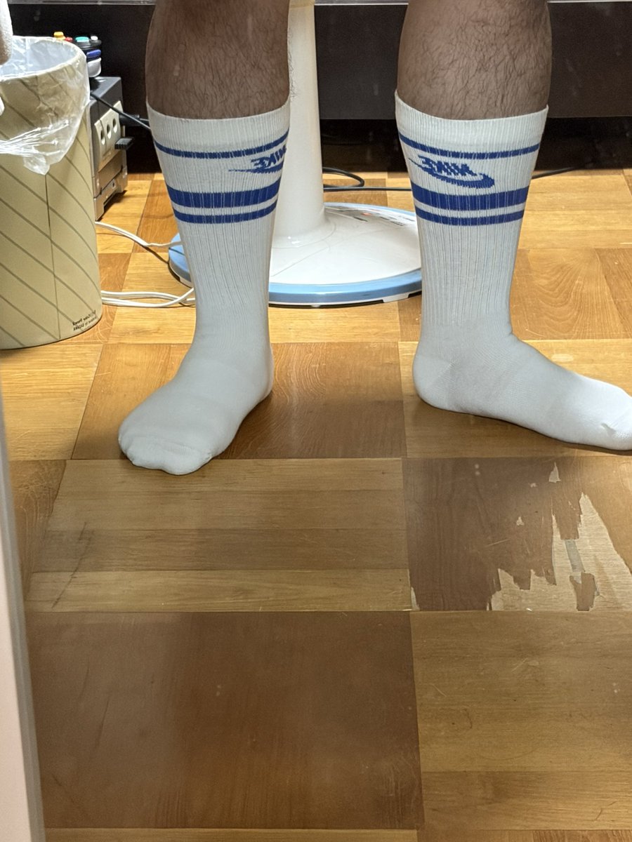 socksgamer's tweet photo. 今日は2種類の靴下で遊んだ。
最近ずっと怠い。
寝ても食べても。
ユーレイの仕業かな��� https://t.co/q3vwz9OGYs