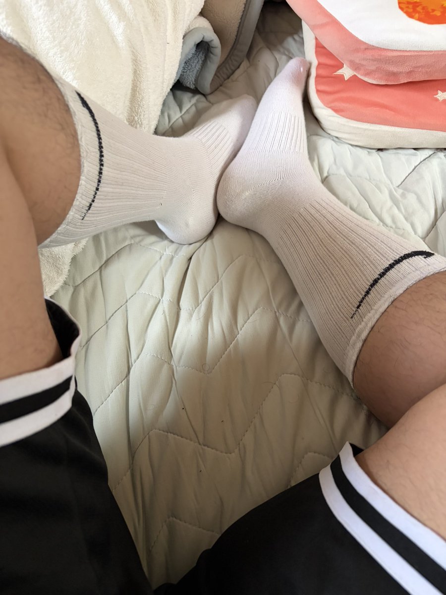 socksgamer's tweet photo. 今日は2種類の靴下で遊んだ。
最近ずっと怠い。
寝ても食べても。
ユーレイの仕業かな��� https://t.co/q3vwz9OGYs