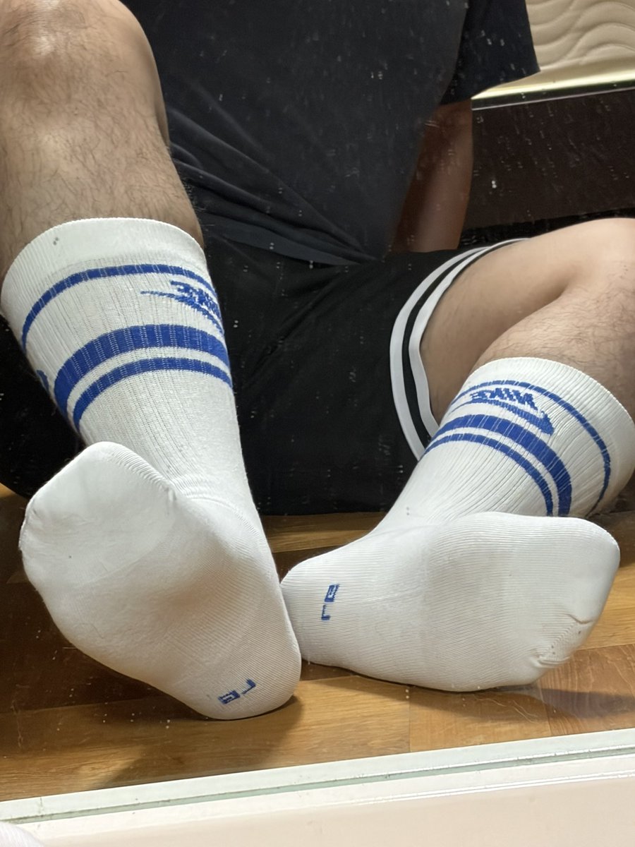 socksgamer's tweet photo. 今日は2種類の靴下で遊んだ。
最近ずっと怠い。
寝ても食べても。
ユーレイの仕業かな��� https://t.co/q3vwz9OGYs