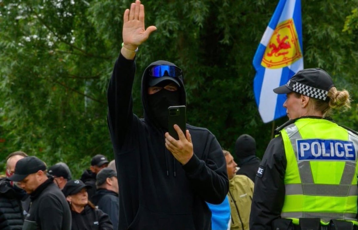 Ross_Greer's tweet photo. 'I saw nobody even remotely resembling a Nazi.'

Did Cllr Dempsey put a blindfold on before  sharing a stage with extremists who have openly praised Hitler?

If Reform don't like being associated with Nazis, they should stop associating with Nazis. https://t.co/R9OCNBXKkK