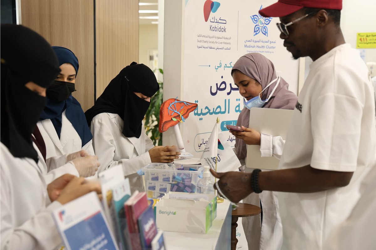 KSAMCMED's tweet photo. نفّذت مدينة الملك سلمان الطبية، ممثلةً بقسم الجهاز الهضمي وقسم التثقيف الصحي، وبالتعاون مع @kabidak و@362td، فعاليات #اليوم_العالمي_لالتهاب_الكبد_الفيروسي بالمستشفى الرئيسي، بهدف رفع الوعي بالتهاب الكبد الفيروسي، وطرق الوقاية منه، من خلال أركان توعوية وتثقيفية. https://t.co/kl2dcz59Wp