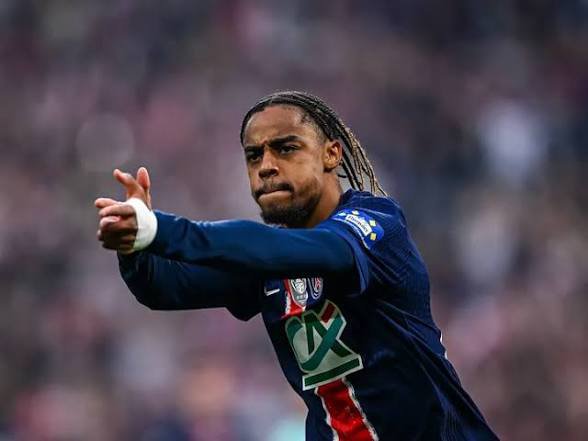 GoalCrestX's tweet photo. 🚨💣 BREAKING: Bradley Barcola has given the green light to join Liverpool! ❤️🤝🇫🇷

The French winger has already spoken with Liverpool head coach Andoni Iraola.

Talks between PSG and Liverpool are ongoing, but the two clubs remain far from reaching an agreement.

📸 Via: @lequipe

#BradleyBarcola #Liverpool #LFC #PSG #TransferNews #Football #GoalCrest