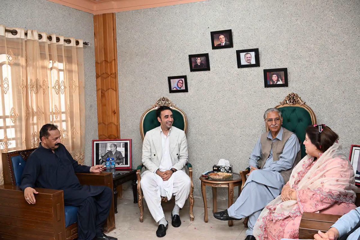 JavedAyoub's tweet photo. کوٹلہ مظفرآباد
پاکستان پیپلزپارٹی کے چیئرمین بلاول بھٹو زرداری کی آزاد جموں و کشمیر ایل اے 27 سے نامزد امیدوار پی پی پی سردار جاوید ایوب خان سے ان کی رہائش گاہ پر ملاقات۔
#Azad_Kashmir #PPPAJK https://t.co/uBpWDafPOI