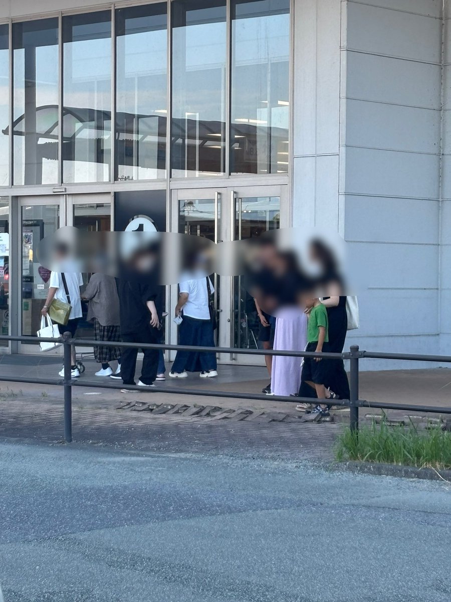 linlinsei's tweet photo. イオ���モール熊本、地震発生後の出入口の様子です。
地面が盛り上がっている所が多くありました。
#イオンモール熊本
#熊本地震 https://t.co/oXj06WoJ9f
