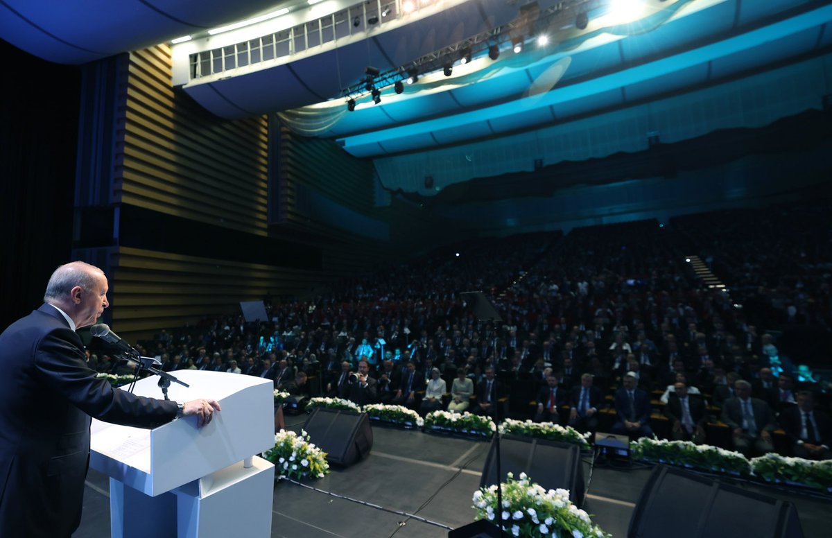 Yusuf__Tekin's tweet photo. 📍 Ankara

İletişim Başkanlığı tarafından, Cumhurbaşkanımız Sayın Recep Tayyip Erdoğan’ın teşrifleriyle gerçekleştirilen 2. İletişim Şûrası’na iştirak ettik.

“Türkiye Yüzyılı: İletişimin Yüzyılı” temasıyla düzenlenen şûranın, iletişim alanındaki ortak aklı güçlendiren ve Türkiye İletişim Modeli’nin uygulanmasına katkı sunan önemli çıktılar ortaya koyacağına inanıyor; emeği geçen herkese teşekkür ediyorum.