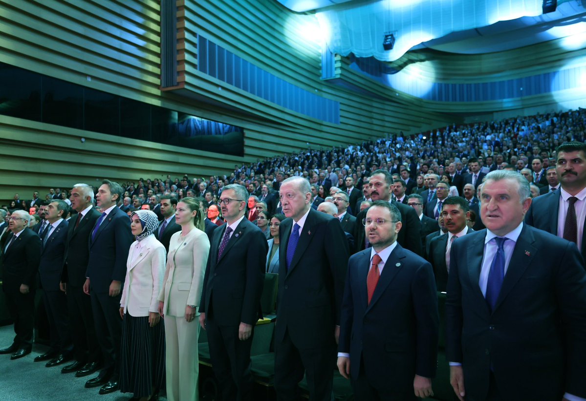 Yusuf__Tekin's tweet photo. 📍 Ankara

İletişim Başkanlığı tarafından, Cumhurbaşkanımız Sayın Recep Tayyip Erdoğan’ın teşrifleriyle gerçekleştirilen 2. İletişim Şûrası’na iştirak ettik.

“Türkiye Yüzyılı: İletişimin Yüzyılı” temasıyla düzenlenen şûranın, iletişim alanındaki ortak aklı güçlendiren ve Türkiye İletişim Modeli’nin uygulanmasına katkı sunan önemli çıktılar ortaya koyacağına inanıyor; emeği geçen herkese teşekkür ediyorum.