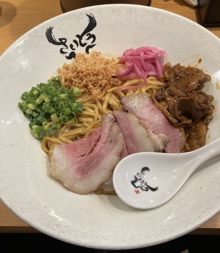 hideki_ko's tweet photo. 1年ぶりの麺ZINさいとうin秋葉原
和牛牛脂まぜそばにラー牛追加
牛を感じまくる最高の一杯で美味すぎた！
追撃パウダーも効いたぞ
斎藤選手は試合が近いからか不在
次も早めに食いに行こう！ https://t.co/CMoabB543w