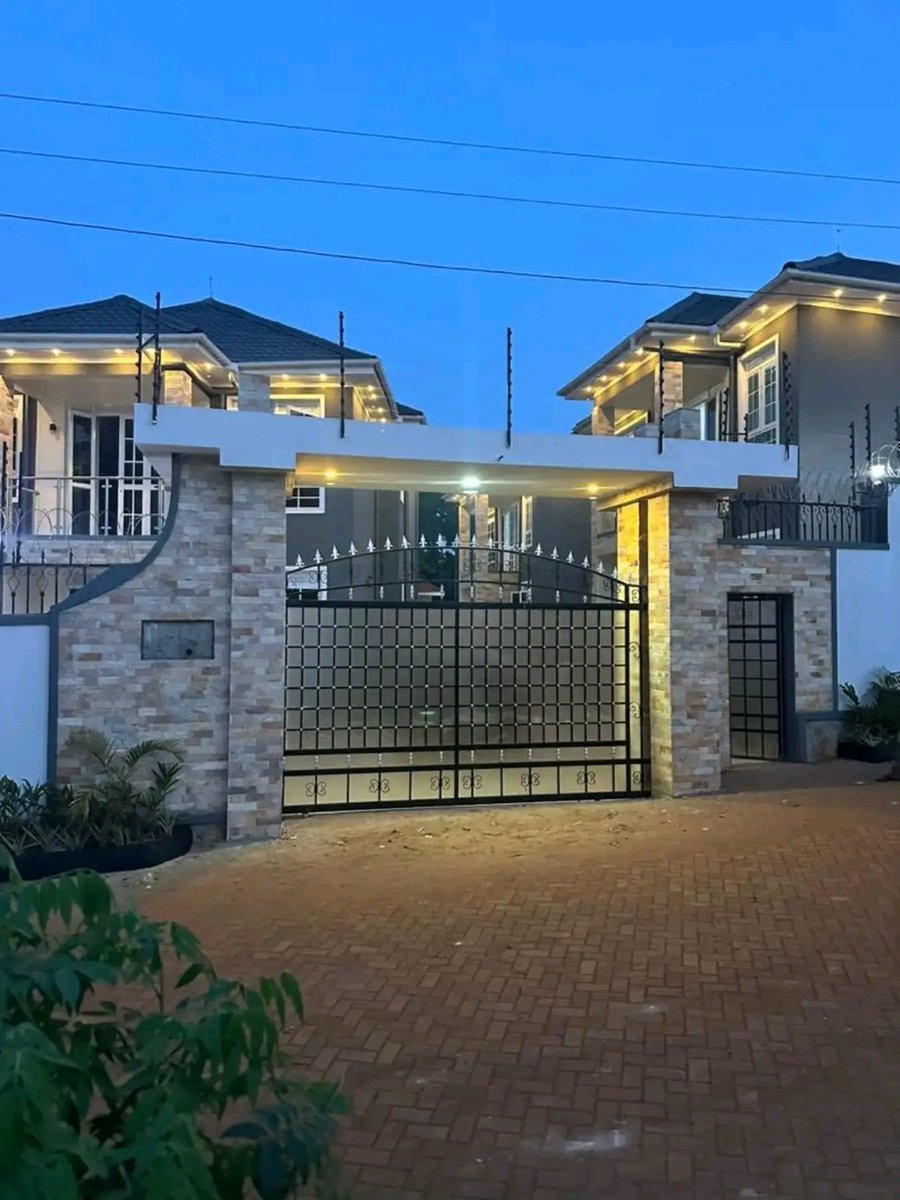 GaguLtd's tweet photo. Duplex houses for sale!

Location:#Munyonyo-Kampala 

#3units of #5bedroom / income 9M per month 

Land Size: #25decimal 

Asking- Price: 1.1billion ugx

Contact:+256776061555

Follow Gagu Engineering U ltd for more updates on real estates and construction https://t.co/anrDdIrRq4