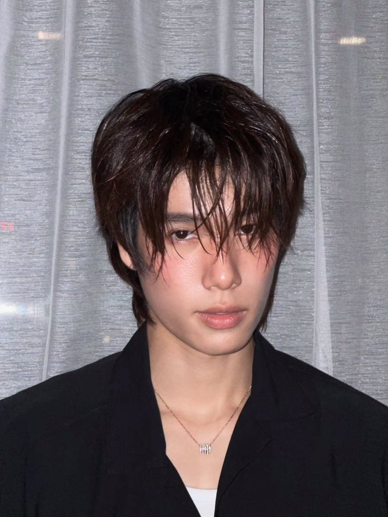withphuwin's tweet photo. how is this even the same person??? 😭😭😭 https://t.co/OZXLdRmijQ