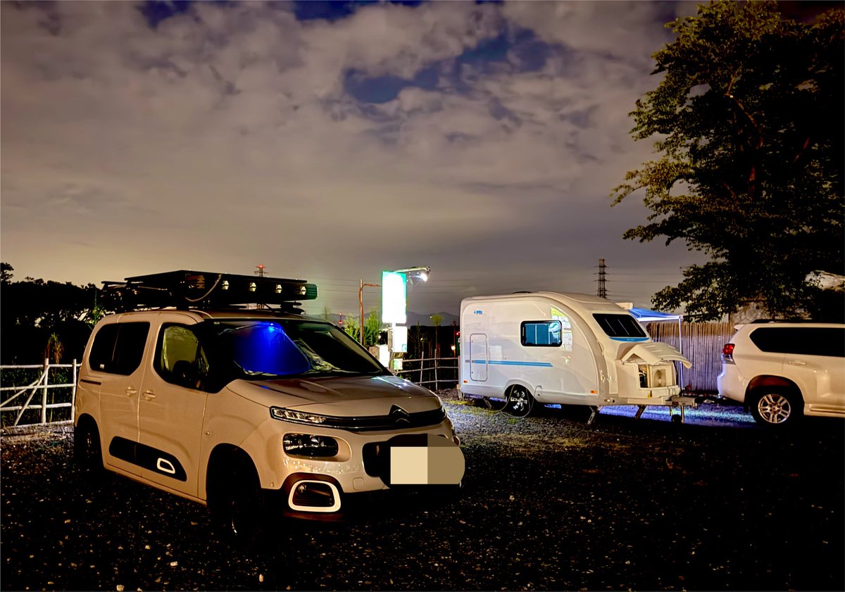 gijitaro's tweet photo. RVパーク smart 小山思川温泉
12Vクーラー復活確認の為、車中泊に出発🚙
更新した外部電源用安定化電源の作動もバッチリ👌
夏はクーラー👍冬はFFヒーター✌️
快適車中泊が可能に〜😉
＃車中泊　＃ベルランゴ　＃シトロエン https://t.co/5cIVRr6R9j