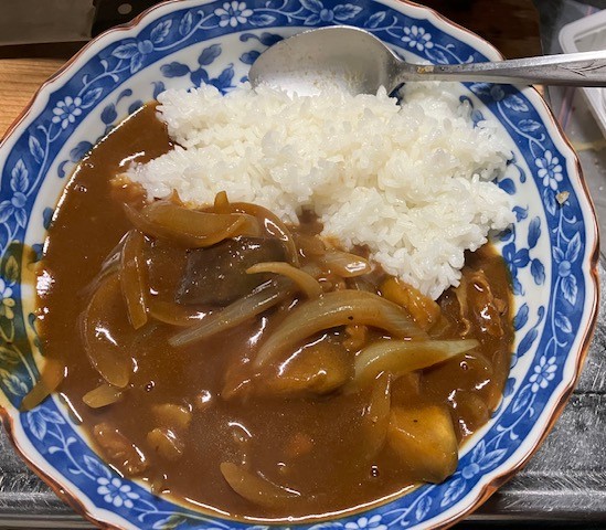 uraura01131's tweet photo. 気が付くと、ルーはジャワカレー一択だったので、
一念発起してフォンドヴォーディナーカレーを買ってみました😅
コクがあって美味いっすね、今さらですがｗ
タマネギとナスと豚バラでシンプルに😊
違うルーを試してみますね、これからはｗ https://t.co/YWYfasVJfW