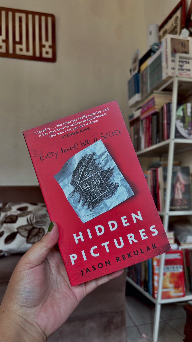 noraseed_'s tweet photo. cr: Hidden Pictures by Jason Rekulak

sore tadi aku mulai baca ini buddy read sama temen kuliah😍 kalo kalian lagi baca apaa? 🤩 https://t.co/VR2Jqs1StG