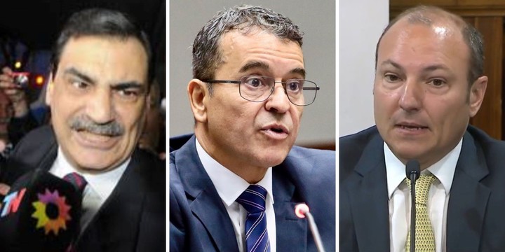 clarincom's tweet photo. SE EMPIEZA A DEFINIR EL FUTURO DE TRES JUECES FEDERALES ACUSADOS DE MAL DESEMPEÑO

Lectura rápida
Tres jueces federales afrontan juicios políticos por mal desempeño y podrían ser destituidos antes de fin de año. Alfredo López, Pablo Díaz Lacava y Gastón Salmain fueron suspendidos por el Consejo de la Magistratura y están acusados por mensajes antisemitas y discriminatorios, amenazas y hostigamiento laboral, y un presunto pedido de coima, respectivamente.

Antisemitismo
López, juez federal de Mar del Plata, es juzgado por publicaciones contra la comunidad judía, a quienes calificó como “raza de víboras” en X. Presentó su renuncia para evitar el proceso, pero el Gobierno no la aceptó. Al Jurado de Enjuiciamiento solo le resta emitir el veredicto, cuyo plazo vence el 25 de agosto.

Amenazas y hostigamiento
El juicio contra Díaz Lacava comenzará el 10 de agosto. El integrante del Tribunal Oral Federal de La Pampa está acusado de amenazar y hostigar a empleados y secretarios, algunos de los cuales debieron tomar licencia médica, y de arrojar una piedra que ingresó por la ventana de un despacho. Por los mismos hechos también fue enviado a juicio oral penal.

Un presunto pedido de coima
Salmain, juez federal de Rosario, está acusado de pedir una coima para favorecer a una empresa que buscaba comprar US$10 millones al dólar oficial y por ocultar en su currículum que había sido expulsado del Poder Judicial en 2002. Está procesado con prisión preventiva, pero la detención no puede concretarse mientras conserve sus fueros: si es destituido, los perderá y podrá quedar preso.

(+) en Clarín: https://t.co/b7q01iBiXf
Foto: Los jueces López, Díaz Lacava y Salmain.