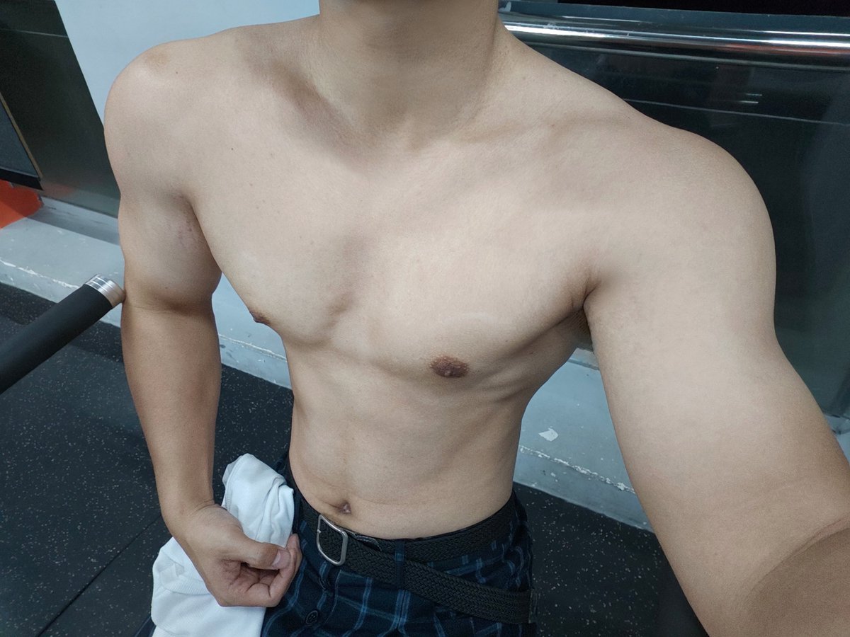 xiaohai1016's tweet photo. 我啥时候才能有一只属于自己的小狗 ＃男菩萨 ＃健身 ＃男高 https://t.co/QXyfOscgf7