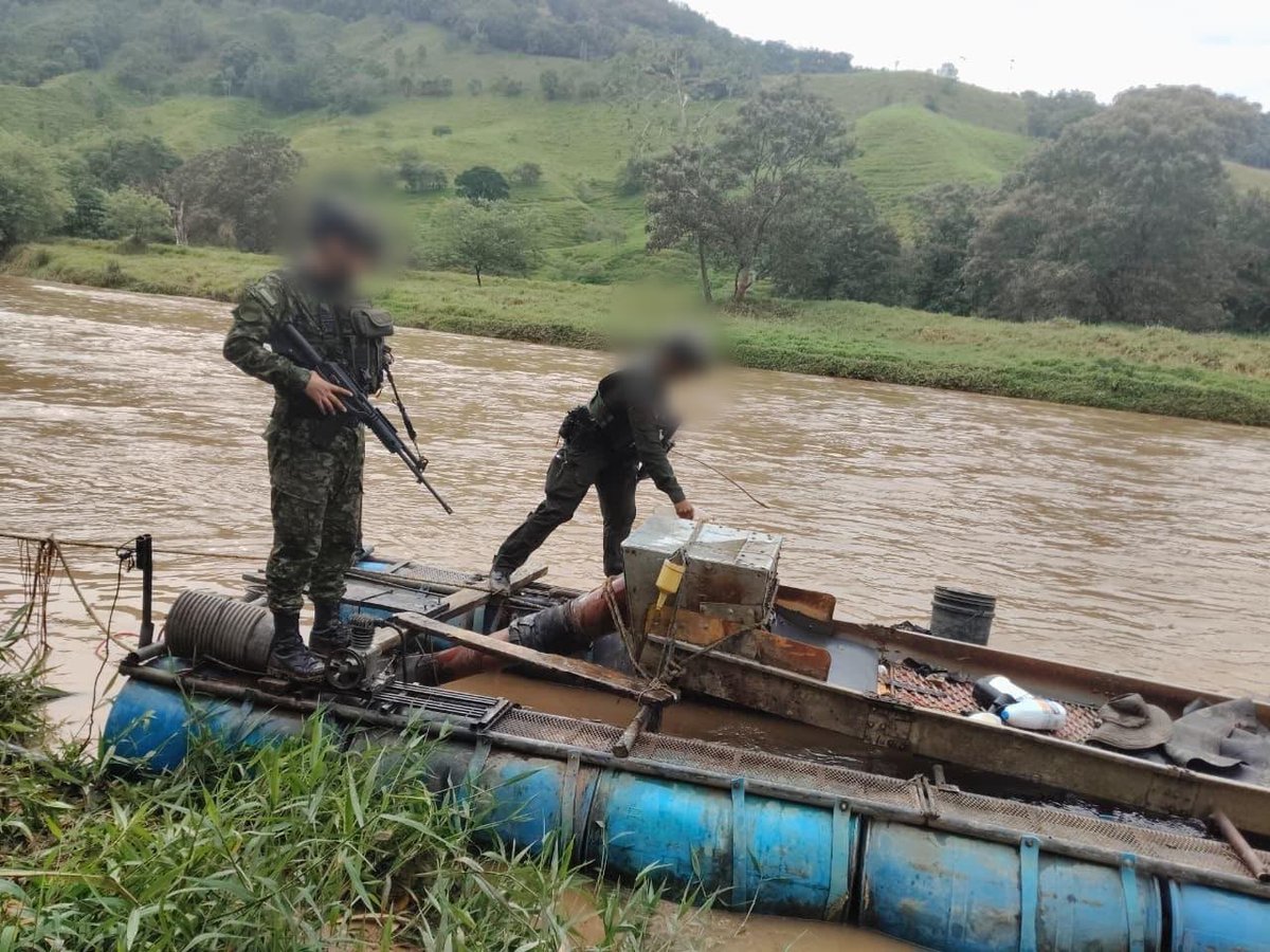 Ejercito_Div7's tweet photo. En el corregimiento de San José del Nus, municipio de San Roque, #Antioquia, soldados de la #Brigada14, en coordinación con la @PoliciaColombia, desarrollaron una operación contra la extracción ilícita de yacimientos mineros, logrando la intervención de cuatro unidades de producción minera ilegal.

Durante la operación se realizó la inutilización controlada de nueve motobombas y cuatro dragas, elementos que, al parecer, estarían al servicio de las finanzas ilegales de los grupos al margen de la ley que delinquen en la región.

Con estas acciones se afectan las economias ilícitas y se contribuye a mitigar los daños ocasionados al medio ambiente y a los recursos naturales del sector.

#ContundenciaOperacional
#NuestroCompromisoEs🇨🇴