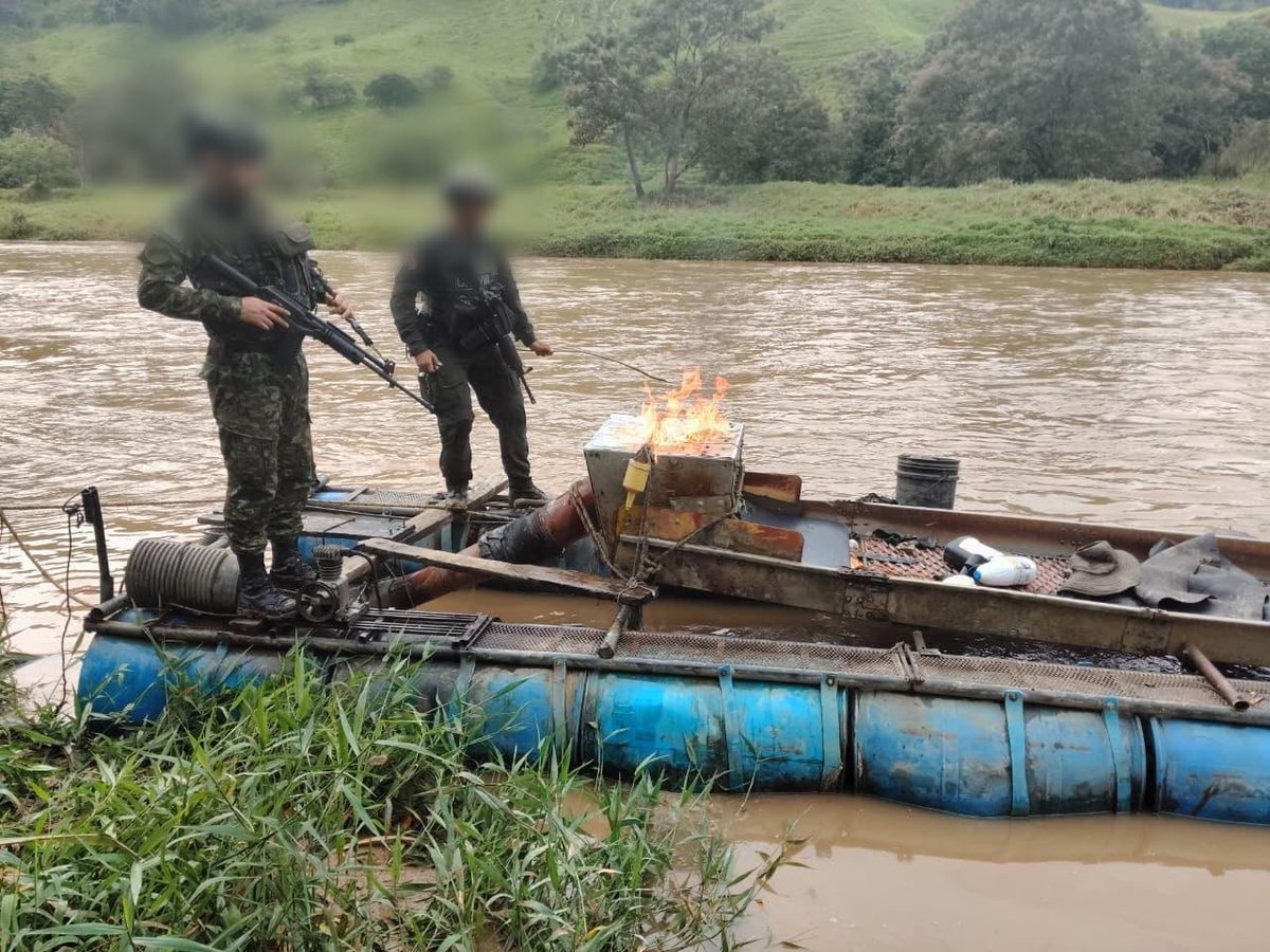 Ejercito_Div7's tweet photo. En el corregimiento de San José del Nus, municipio de San Roque, #Antioquia, soldados de la #Brigada14, en coordinación con la @PoliciaColombia, desarrollaron una operación contra la extracción ilícita de yacimientos mineros, logrando la intervención de cuatro unidades de producción minera ilegal.

Durante la operación se realizó la inutilización controlada de nueve motobombas y cuatro dragas, elementos que, al parecer, estarían al servicio de las finanzas ilegales de los grupos al margen de la ley que delinquen en la región.

Con estas acciones se afectan las economias ilícitas y se contribuye a mitigar los daños ocasionados al medio ambiente y a los recursos naturales del sector.

#ContundenciaOperacional
#NuestroCompromisoEs🇨🇴