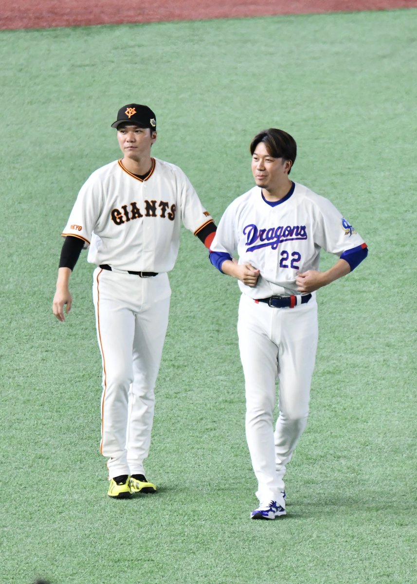 pooh_photo_1011's tweet photo. 顔覚えてもらうため(？)に、雄大が番号アピールして、坂本と爆笑してって、もうここだけ88世代旅やん笑

#大野雄大
#中日ドラゴンズ
#Dragons
#坂本勇人
#Giants https://t.co/8a4Kj2JG8e