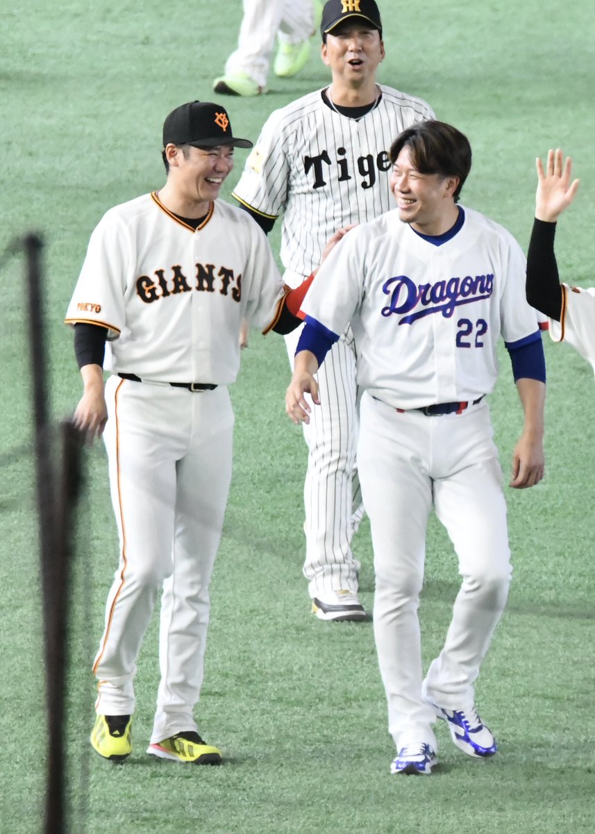 pooh_photo_1011's tweet photo. 顔覚えてもらうため(？)に、雄大が番号アピールして、坂本と爆笑してって、もうここだけ88世代旅やん笑

#大野雄大
#中日ドラゴンズ
#Dragons
#坂本勇人
#Giants https://t.co/8a4Kj2JG8e