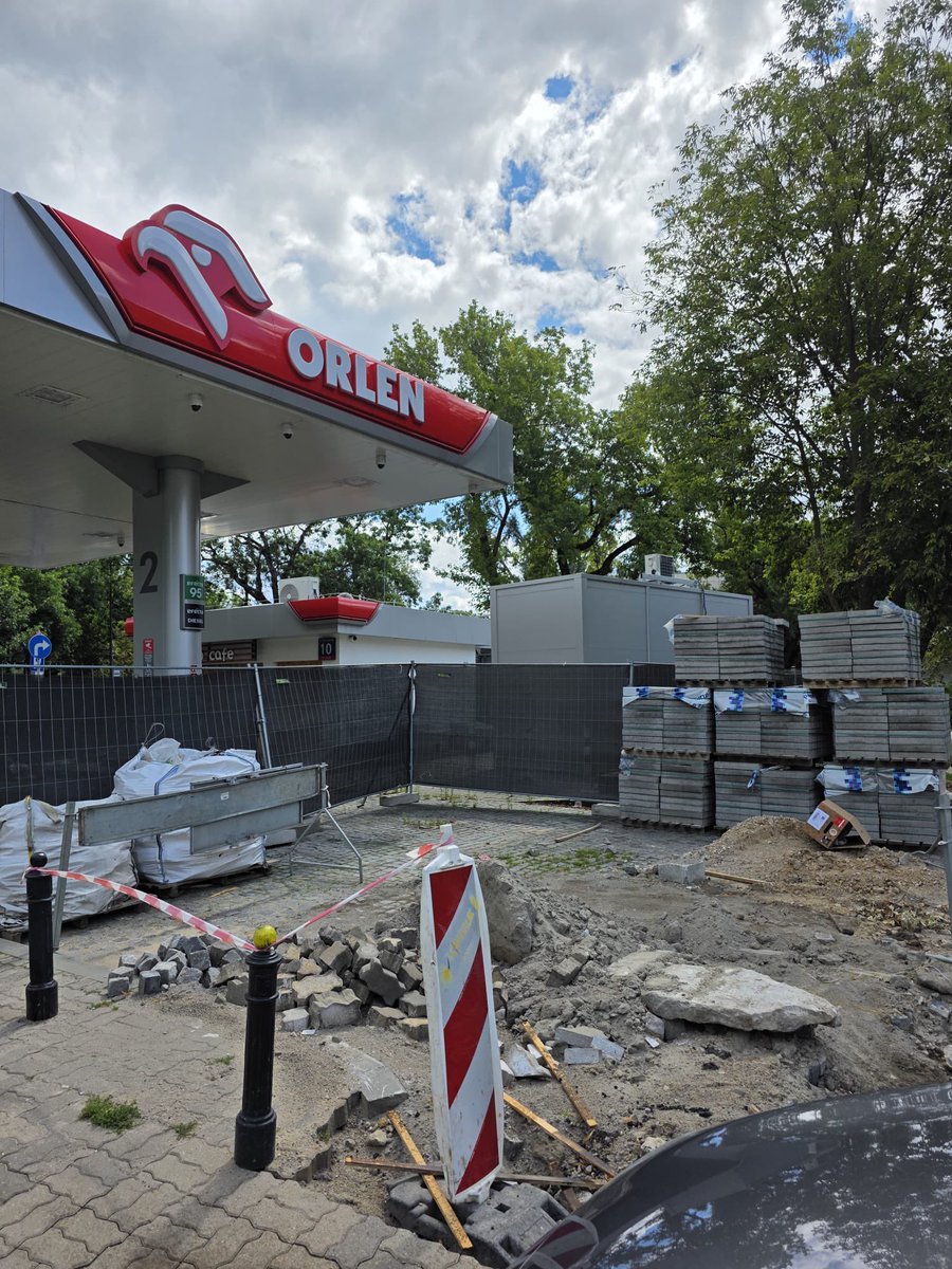 PiotrGlinski's tweet photo. Tusk nie potrafi ochronić Polaków przed wysokimi cenami paliw i energii, zniszczył doszczętnie Orlen, Obajtka ciąga po prokuratorach bo bronił dobrego imienia Jana Pawła II a na zdjęciu symbol tego sabotażu: słynna stacja CPN na Berezyńskiej, która PRL przeżyła, ale Tuska nie dała rady - świeżo po remoncie, zamknięta na głucho od wielu miesięcy...