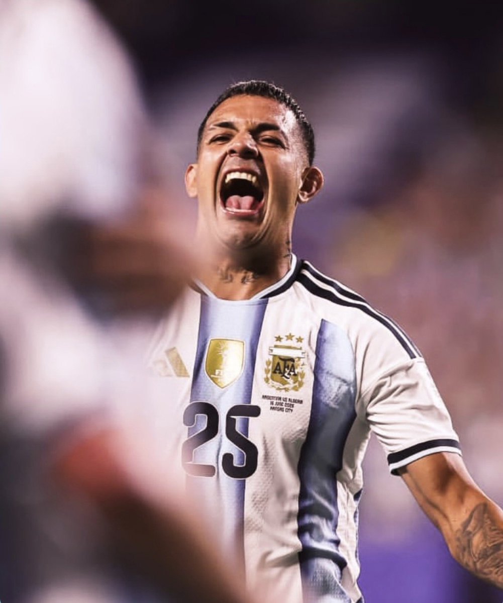 GoalCrestX's tweet photo. 🚨❤️🖤 BREAKING: Bayer Leverkusen are set to hold talks with Marseille over Facundo Medina! 🇦🇷

📸 Via: @Santi_J_FM

#FacundoMedina #Marseille #BayerLeverkusen  #Transfer https://t.co/8LzbUsKdYS