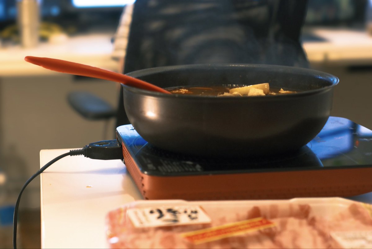 ymnodesignf's tweet photo. ムラマツ食堂名物
火鍋パーティー！！！🔥

inオフィス笑 https://t.co/IwBwiN2aq2