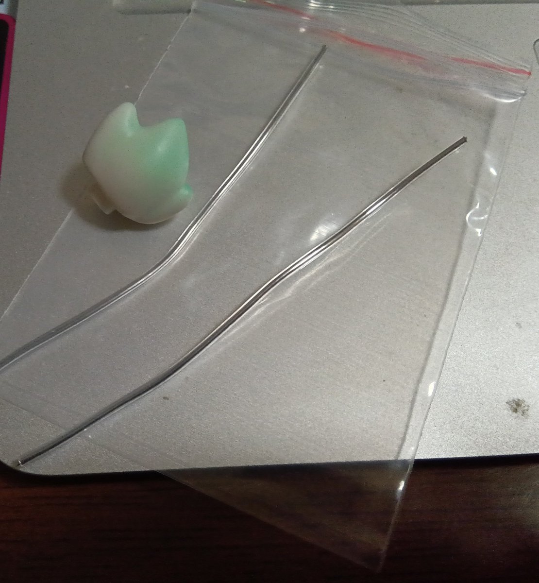 palette128's tweet photo. 正しい取り付け方わからないけど一緒に入ってた針金を腕と脚に入れて関節強化した💪 https://t.co/grZd39wxr5