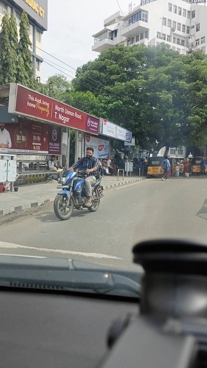 venky1973's tweet photo. @cctpolice @ChennaiTraffic wrong side driving at Saidapet bridge. 
I know my complaint is useless to you. 

Carry on with your good work https://t.co/uo4AgX8P4M