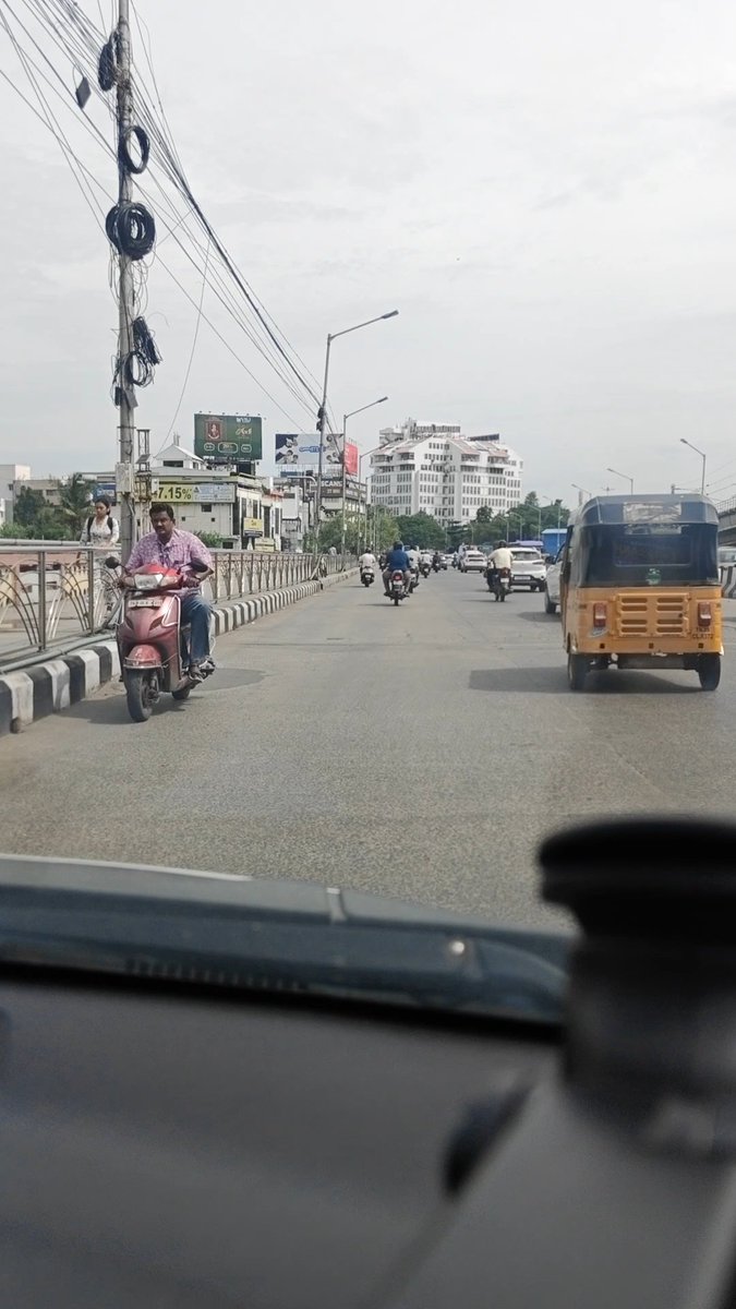 venky1973's tweet photo. @cctpolice @ChennaiTraffic wrong side driving at Saidapet bridge. 
I know my complaint is useless to you. 

Carry on with your good work https://t.co/uo4AgX8P4M