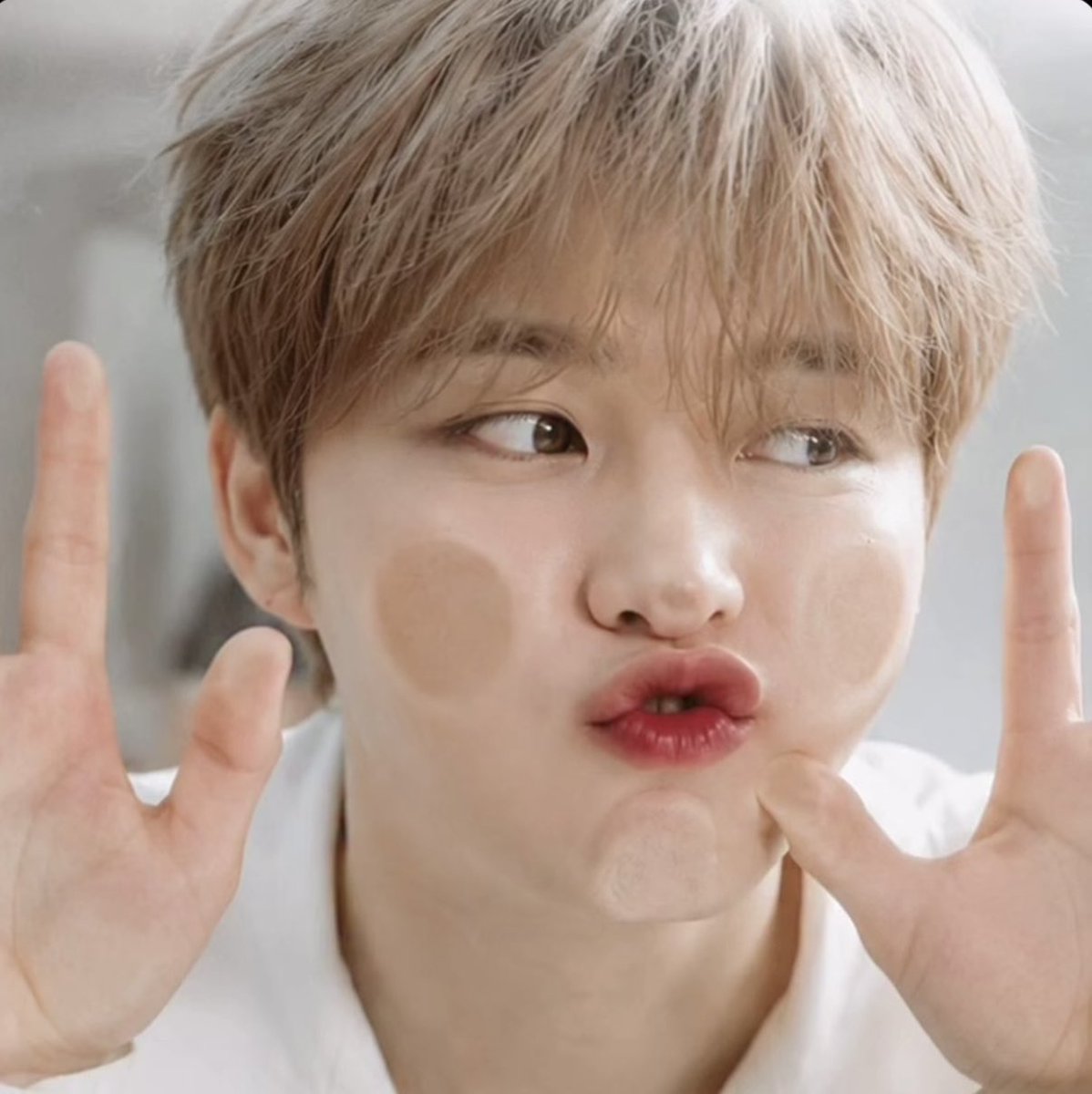 luv_hju's tweet photo. ㅇㅏ!!! 진짜~~~
이 귀여운 생명체를 어쩌면 좋냐~~😆😆

코도 볼도 입술도 꾸욱~ 눌렸는데 
귀여움은 하나도 안 눌렸네😙💚

@bornfreeonekiss 
#김재중 #kimjaejoong #ジェジュン #金在中 https://t.co/IMvj5kh7m3
