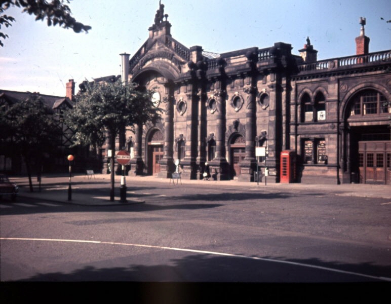 cwacmuseums's tweet photo. The History Hub's #TuesdayThrowback choice is this great view of the exterior of the Victorian Market Hall and Market Square on Northgate Street, #Chester taken in 1961. https://t.co/8CuACPZ04n