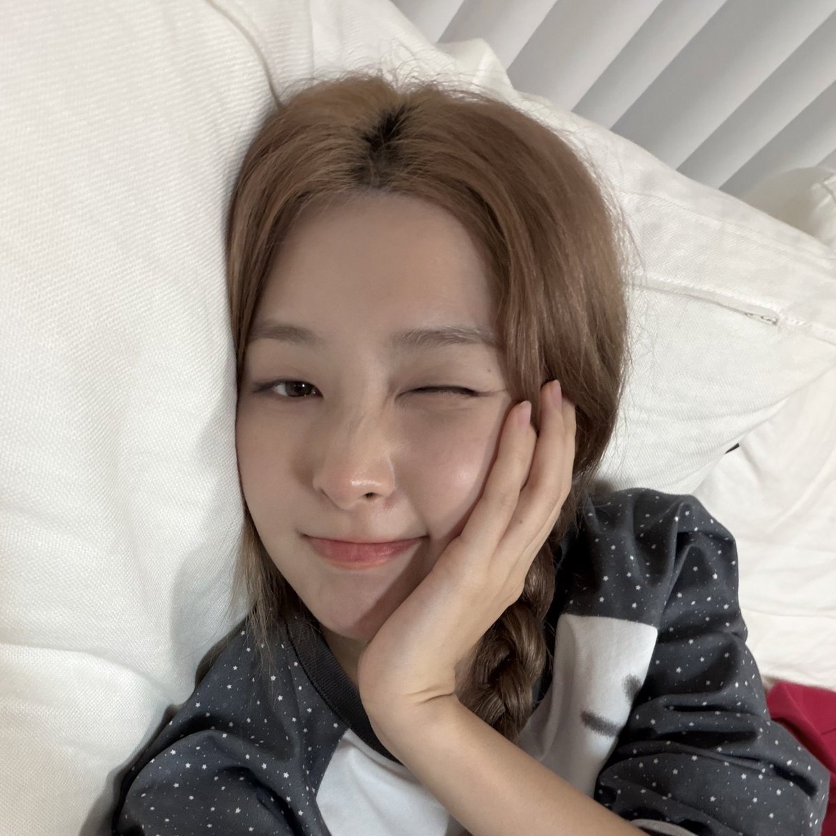 luvjenniebjh's tweet photo. 💛 : แล้วอีกครึ่งไว้ให้ใคร?
🩷 : ส่งให้ใครก็รอคนนั้นมาทำให้ด้วยไง! https://t.co/ZeiNz4FYdm