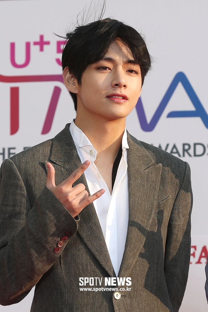 fatherhyungs's tweet photo. i really had no concept of age when i was younger bc wdym taehyung was only 23 years old here looking like THIS?! https://t.co/aCu7GStjsa
