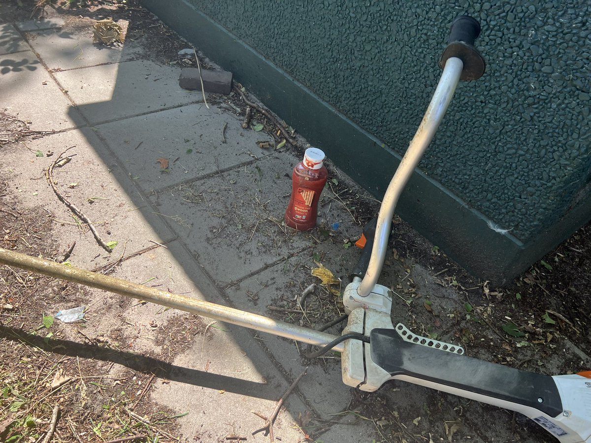 dennismons's tweet photo. “Nee wacht! Ik heb een idee. Ik ken een plekje, buiten de stadsgrens van Den Oever. Komt nooit iemand…”
‘Dus je bedoelt…?’
“Ja! Niemand zal ooit achter onze volle fles ketchup komen, mwuhaHAHAHA!!!”
#defuck https://t.co/Nw8dah6grs