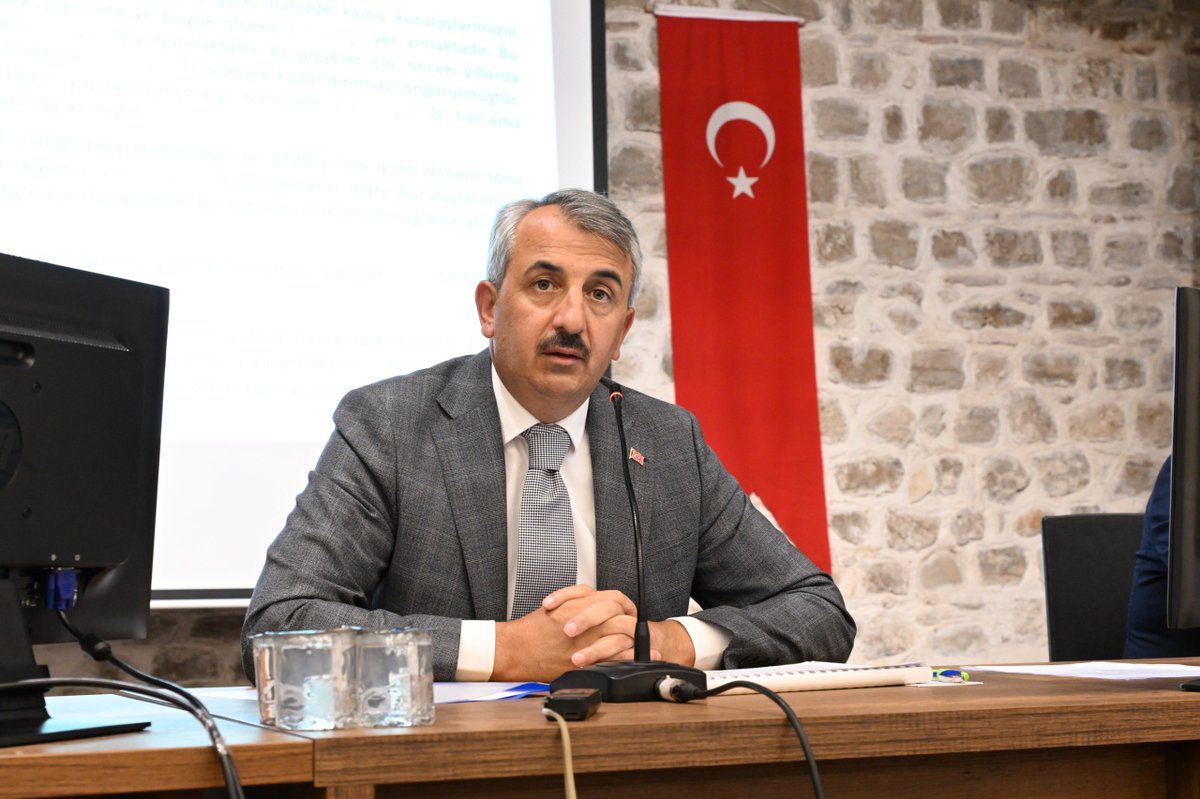 edirne_valiligi's tweet photo. İl Koordinasyon Kurulu 2026 Yılı 2. Dönem Toplantısı, Valimiz Yunus Sezer Başkanlığında Gerçekleştirildi

İlimizde 2026 yılında yürütülen kamu yatırımlarının görüşüldüğü İl Koordinasyon Kurulu 2026 Yılı 2. Dönem Toplantısı’nda, ilimizde gerçekleştirilen ve devam eden projeler hakkında bilgi veren Valimiz Yunus Sezer, “İlimizde kamu kuruluşlarımızın 2026 yılı yatırım programlarında küçük, orta ve büyük ölçekli 308 proje yer almaktadır. Bu projelerin toplam bedeli yaklaşık 99 milyar TL’yi bulmaktadır. Bu projeler için önceki yıllarda 42 milyar TL harcanmış, 2026 yılında da 15 milyar TL ödenek kullandırılması öngörülmüştür. İkinci yatırım dönemi sonuna kadar yapılan çalışmalar dahilinde 4,4 milyar TL harcama yapılarak yüzde 30 yıllık harcama oranı sağlanmıştır.

Merkezi ve yerel yönetim kuruluşlarımızca yapılan bu yatırım harcamaları sonucu, 2026 yılı İkinci dönemi sonunda, kamu kuruluşlarımızın programlarında yer alan 308 projenin 56 tanesi bitirilmiş, 195‘i devam etmekte olup 57’si ise ihale ve proje aşamasındadır.” ifadelerini kullandı.

Toplantı, ilgili kurum müdürlerinin yürütülen projelere ilişkin sunumlarının ardından sona erdi.