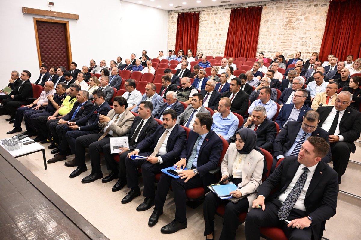 edirne_valiligi's tweet photo. İl Koordinasyon Kurulu 2026 Yılı 2. Dönem Toplantısı, Valimiz Yunus Sezer Başkanlığında Gerçekleştirildi

İlimizde 2026 yılında yürütülen kamu yatırımlarının görüşüldüğü İl Koordinasyon Kurulu 2026 Yılı 2. Dönem Toplantısı’nda, ilimizde gerçekleştirilen ve devam eden projeler hakkında bilgi veren Valimiz Yunus Sezer, “İlimizde kamu kuruluşlarımızın 2026 yılı yatırım programlarında küçük, orta ve büyük ölçekli 308 proje yer almaktadır. Bu projelerin toplam bedeli yaklaşık 99 milyar TL’yi bulmaktadır. Bu projeler için önceki yıllarda 42 milyar TL harcanmış, 2026 yılında da 15 milyar TL ödenek kullandırılması öngörülmüştür. İkinci yatırım dönemi sonuna kadar yapılan çalışmalar dahilinde 4,4 milyar TL harcama yapılarak yüzde 30 yıllık harcama oranı sağlanmıştır.

Merkezi ve yerel yönetim kuruluşlarımızca yapılan bu yatırım harcamaları sonucu, 2026 yılı İkinci dönemi sonunda, kamu kuruluşlarımızın programlarında yer alan 308 projenin 56 tanesi bitirilmiş, 195‘i devam etmekte olup 57’si ise ihale ve proje aşamasındadır.” ifadelerini kullandı.

Toplantı, ilgili kurum müdürlerinin yürütülen projelere ilişkin sunumlarının ardından sona erdi.