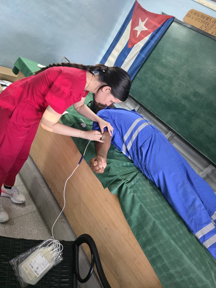 RefSergioSoto's tweet photo. La jornada de donación de sangre realizada por los trabajadores de la Refinería Sergio Soto es un ejemplo claro de compromiso social y solidaridad comunitaria. Este tipo de acciones colectivas  ayudan a mantener abastecidos los bancos de sangre. https://t.co/ZzhMDR3qYp