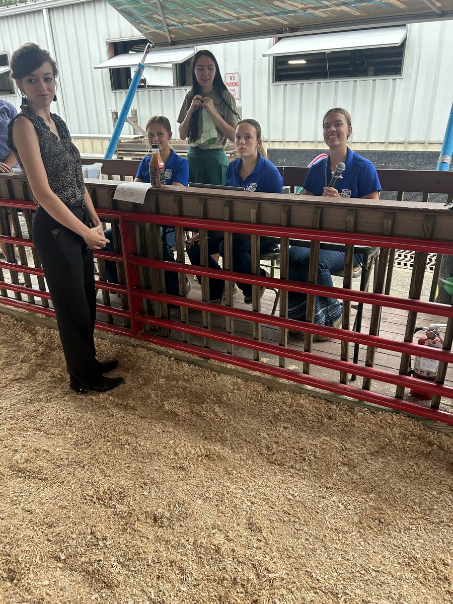 FLFFA's tweet photo. JFB members at it bright and early again this morning. These ladies not only lead our FFA, they put in many hours to make these shows possible. Be sure to say “Thank You!” https://t.co/EM15vI3XDU