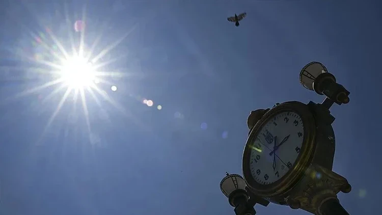 Hurriyet's tweet photo. Meteoroloji Genel Müdürlüğü, hava sıcaklıklarının yarından itibaren ülke genelinde düşeceğini açıkladı 🌡️⬇️

Kuzey ve kuzeydoğu bölgelerde önümüzdeki üç gün boyunca yağış beklenirken, Marmara, Ege ve Akdeniz’in iç kesimlerinde rüzgarın kuvvetli eseceği tahmin ediliyor 🌧️💨 https://t.co/3P1VqvZzMC