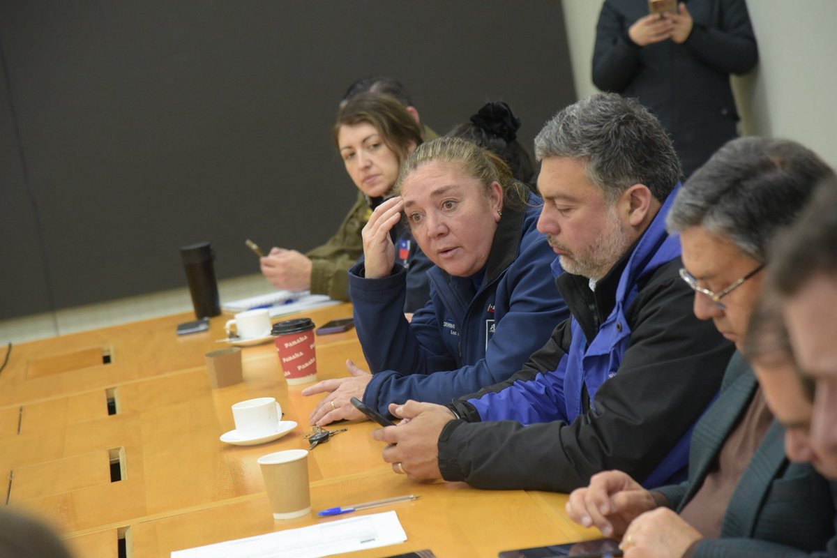 DPRLosRios's tweet photo. [AHORA]

 ✅En Senapred #LosRíos, la Delegada Presidencial Regional, Vicky Carrasco Silva, junto al sistema regional de prevención y respuesta ante desastres realizan Cogrid a fin de revisar las coordinaciones y el trabajo de equipos de emergencia por el sistema frontal.

1/2👇🏻 https://t.co/CKSIh63sNU