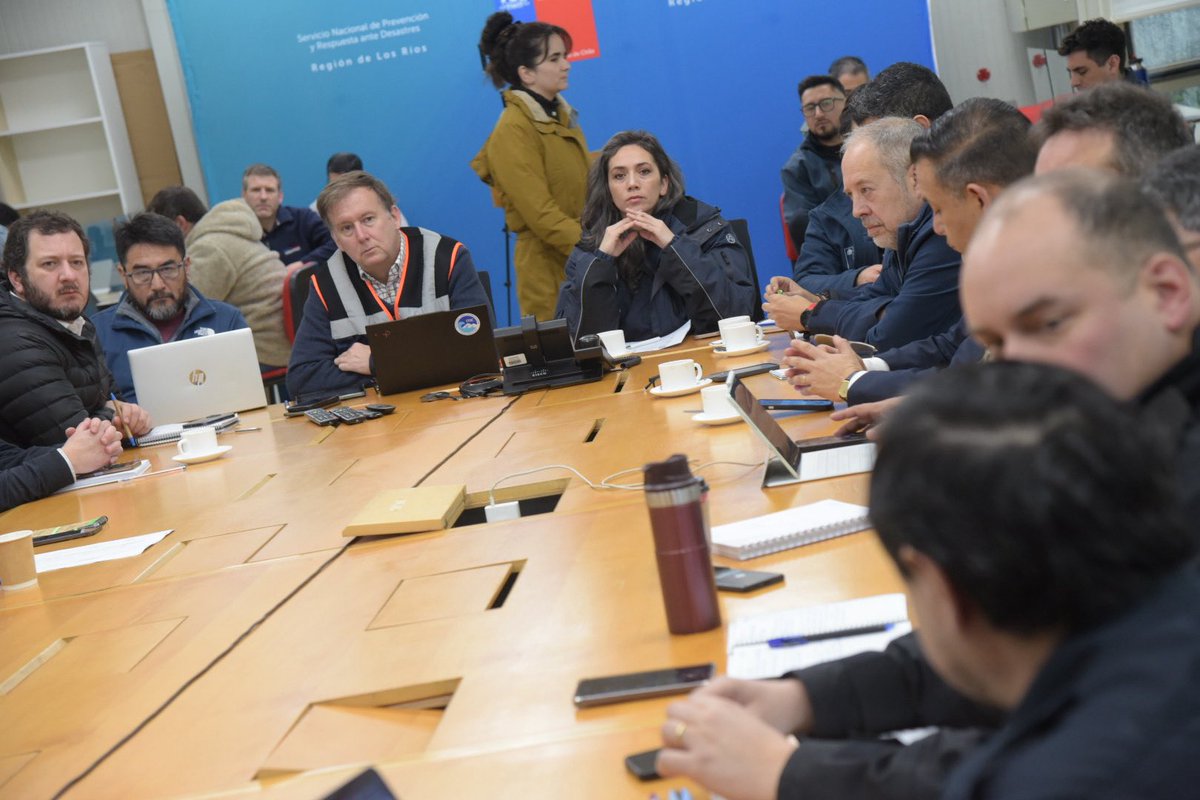 DPRLosRios's tweet photo. [AHORA]

 ✅En Senapred #LosRíos, la Delegada Presidencial Regional, Vicky Carrasco Silva, junto al sistema regional de prevención y respuesta ante desastres realizan Cogrid a fin de revisar las coordinaciones y el trabajo de equipos de emergencia por el sistema frontal.

1/2👇🏻 https://t.co/CKSIh63sNU