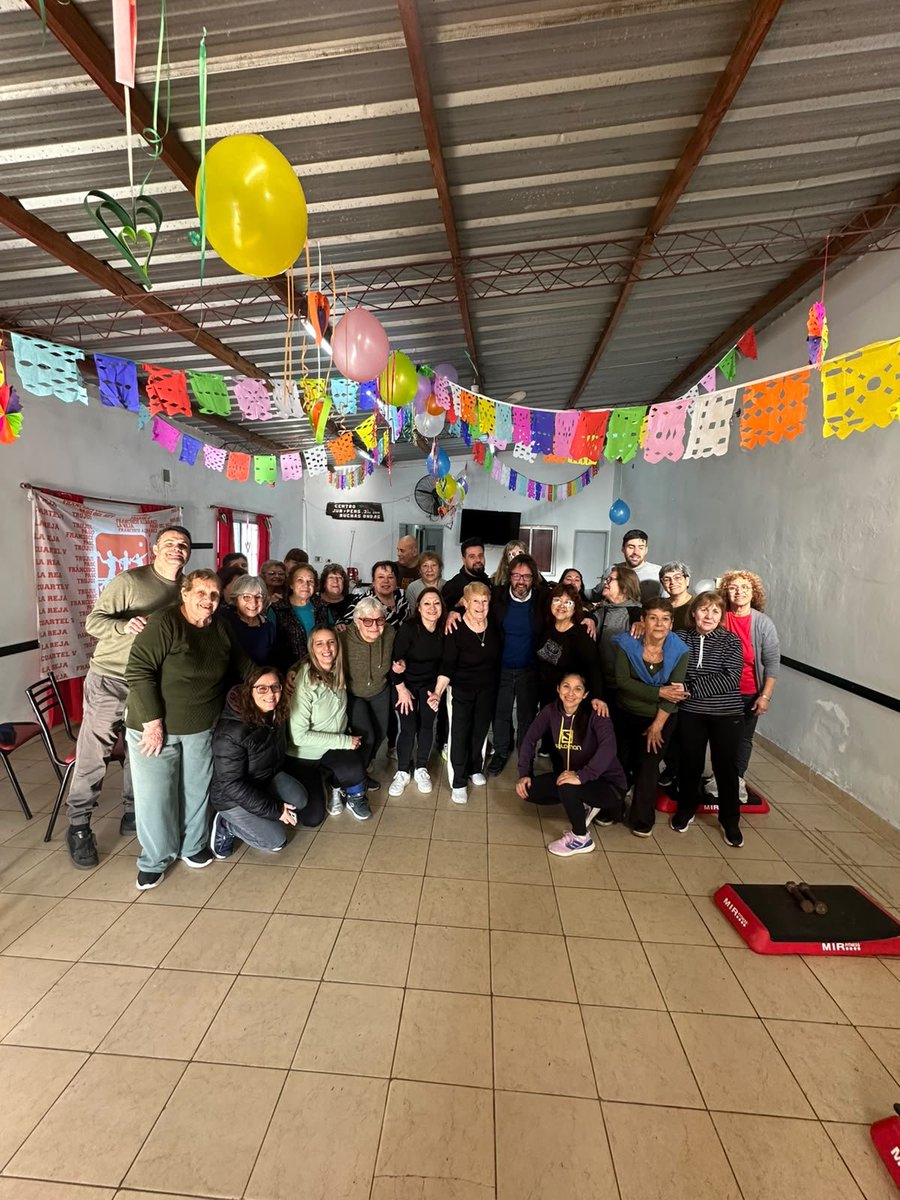 Leot14's tweet photo. Hoy visitamos en📍#Moreno la propuesta de #AcciónDeInvierno del CEF Nº 151, una iniciativa de Educación Física para adult@s mayores, que promueve el encuentro, el movimiento, la salud y el aprendizaje a lo largo de toda la vida.
➡️Seguimos fortaleciendo en la PBA💙, políticas públicas que amplían derechos y garantizan más oportunidades para todas y todos.
@Kicillofok @marielfmoreno1 @flaviaterigi