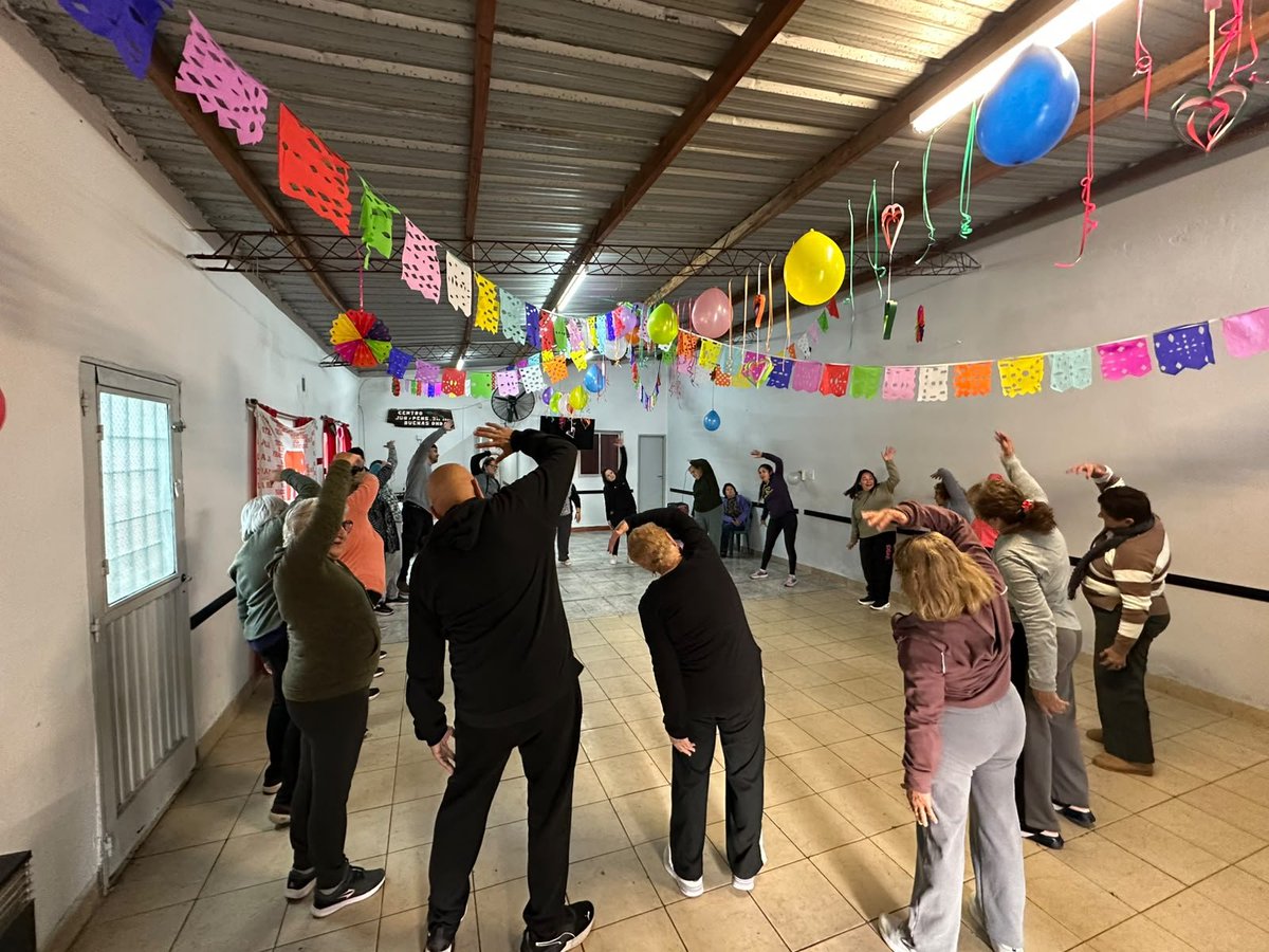 Leot14's tweet photo. Hoy visitamos en📍#Moreno la propuesta de #AcciónDeInvierno del CEF Nº 151, una iniciativa de Educación Física para adult@s mayores, que promueve el encuentro, el movimiento, la salud y el aprendizaje a lo largo de toda la vida.
➡️Seguimos fortaleciendo en la PBA💙, políticas públicas que amplían derechos y garantizan más oportunidades para todas y todos.
@Kicillofok @marielfmoreno1 @flaviaterigi