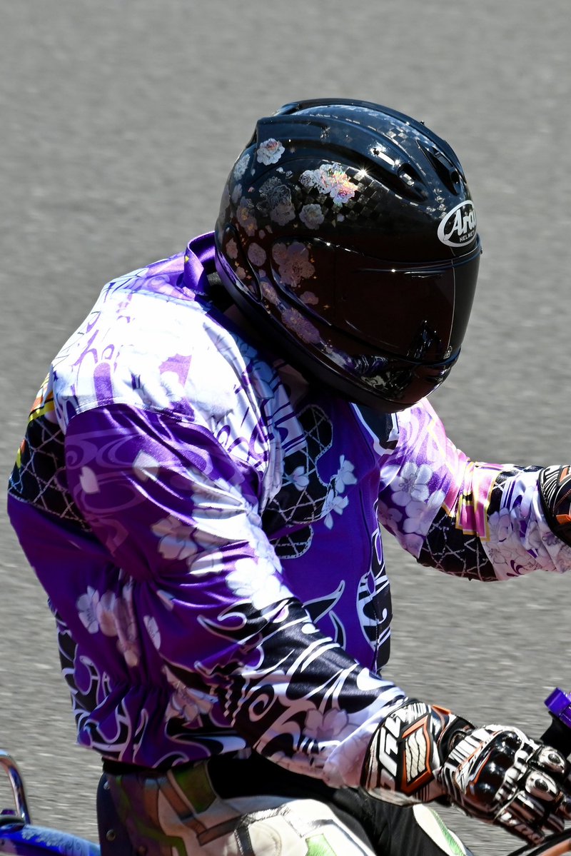 AutoNii53199's tweet photo. 川口オート 第20回週刊実話杯
武藤博臣選手（1/2）
【画像2】もう少しシャッター押すの待って背中を多く写したかったです。
【画像3】陽射し強過ぎて白トビ黒潰れが大きくなってしまった。
武藤選手の新しい練習着はマシンのデザインに合わせているをですね。 https://t.co/rG60KKgAtV