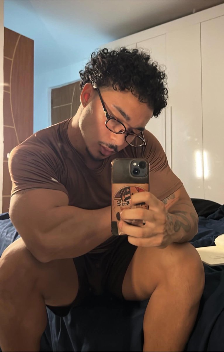 toxizns's tweet photo. 𝐎𝐒𝐖𝐀𝐋𝐃 𝐀. 𝐁𝐄𝐍𝐉𝐀𝐌𝐈𝐍              
                                             
        twenty-one. biracial. single         
        bottom. introvert. reggaeton         
        gym(b)rat. nerd. cat dad    
         descriptive third literate. https://t.co/vIjB82ypfZ