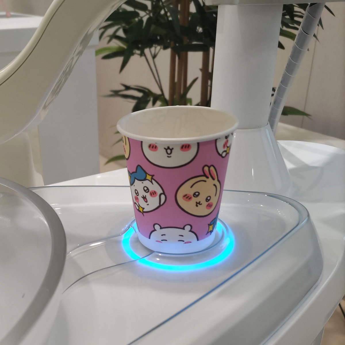 Kemu_max's tweet photo. 久しぶりの歯医者さんデー🦷✨
いつも可愛い紙のデンタルカップなんですが、今日は「ちいかわ」で悶絶級の可愛さ🥹💕
思わず写真を撮らせてもらったら「持って帰っていいよ」と笑われちゃいました🤣
どんだけ欲しそうな顔してたんだろう…！
待合室で熊本で大きな地震を見てびっくり…皆様ご安全に！💦 https://t.co/l2cRicIBRe