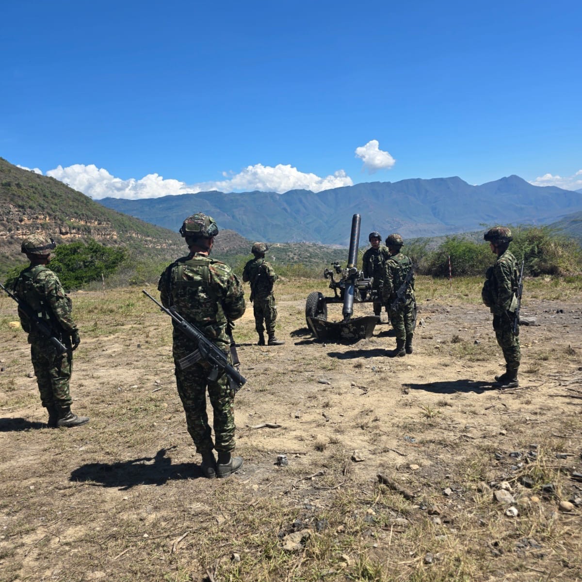 Ejercito_Div2's tweet photo. #EducaciónMilitar | ¡Cada ejercicio de entrenamiento fortalece nuestra misión!
En #Santander, soldados de las unidades operativas de la #QuintaBrigada de @COL_EJERCITO, pertenecientes al Batallón de Artillería de Campaña N.° 5, participan junto a @ejercito_cedoc en el ejercicio de certificación de los sistemas de Artillería, empleando obuses de 105 mm M101-A2 y morteros de 120 mm.

Con disciplina, precisión y profesionalismo, fortalecen las capacidades operacionales de esta arma de combate, para el cumplimiento de la misión constitucional.