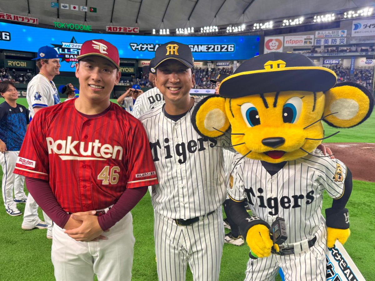 Rakuten__Eagles's tweet photo. #マイナビオールスターゲーム2026

トラッキー先生の誘いで…🫴

オールセ・リーグを率いる #藤川球児 監督とも1枚🥺📸🐯

こちらでも｢身体デカくなったなw｣とマッチョっぷりを褒められる #藤平尚真 選手でした🥰

#阪神タイガース
#フジフジ
#RakutenEagles
#強鷲革新 https://t.co/T5iP031d5N