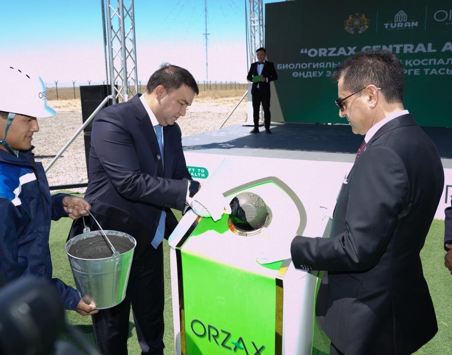 TC_TurkistanBK's tweet photo. Türkistan Bölge Valisi Nuralhan Koşerov ve Orzax Group Yönetim Kurulu Başkanı Selman Alimoğlu'nun katılımlarıyla, TOO Orzax Central Asia bünyesinde Turan Özel Ekonomik Bölgesi'nde hayata geçirilecek üretim tesisinin temel atma ve zaman kapsülü yerleştirme törenine katıldık. https://t.co/Wgy598Va7U